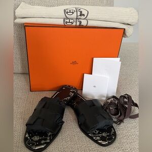 SOLD 💗 Hermes’ Oran sandals 💗 SOLD